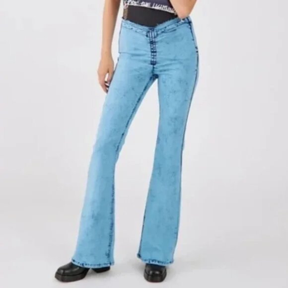 🦋 NWT 🌸 Urban Outfitters BDG Women's Ruched V-Front Dipped Flare BLUE Jeans 24 - Picture 2 of 5